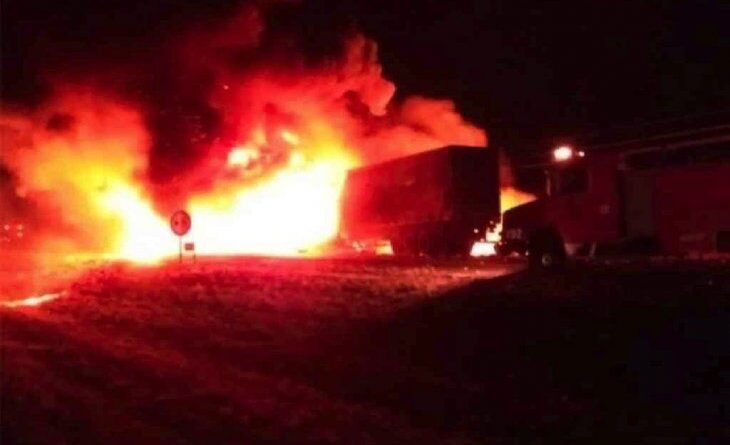 Un chofer murió calcinado al incendiarse el camión en el que llevaba aceite