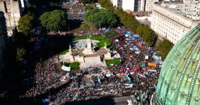 La marcha universitaria fue masiva en el Congreso y se instaló en Plaza de Mayo